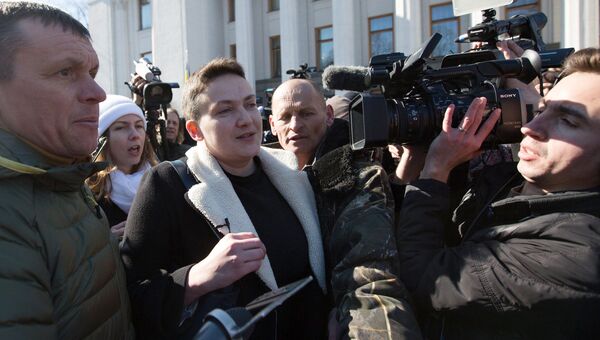 Надежда Савченко в сопровождении журналистов и правоохранителей у здания Верховной рады в Киеве. 22 марта 2018