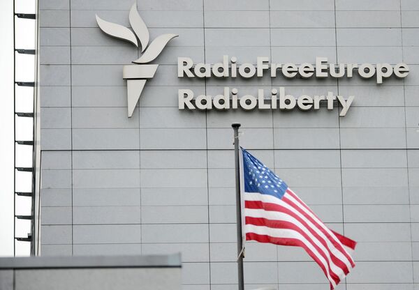 Вывеска на здании штаб-квартиры международной радиовещательной организации Радио Свободная Европа в Праге Вывеска на здании штаб-квартиры международной радиовещательной организации Радио Свободная Европа в Праге
