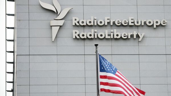 Вывеска на здании штаб-квартиры международной радиовещательной организации Радио Свободная Европа в Праге. Архивное фото