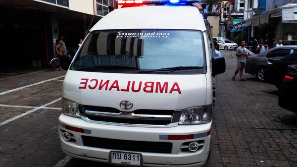 Машина скорой медицинской помощи на одной из улиц Патонга.