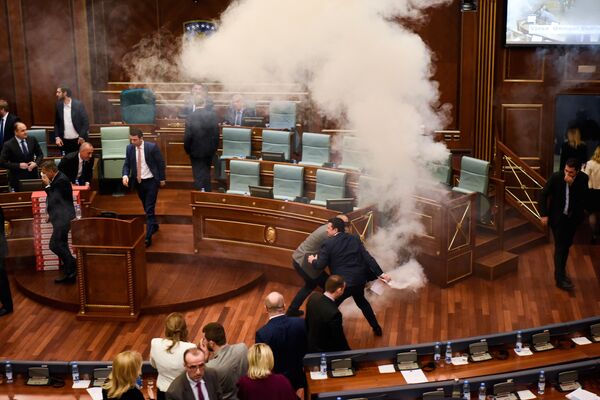 В парламенте Косово депутаты от оппозиции распылили слезоточивый газ