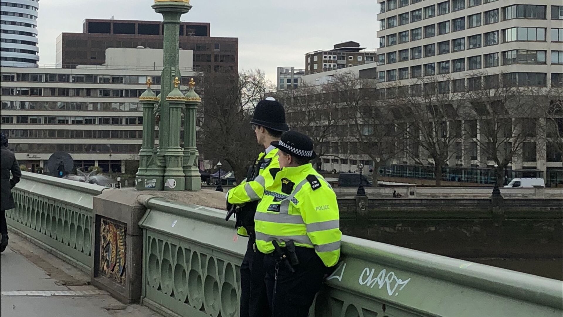 Полицейские на Вестминстерском мосту в годовщину трагических событий в Лондоне. 22 марта 2018  - РИА Новости, 1920, 08.04.2021