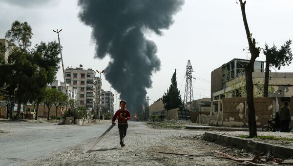 Мальчик бежит по улице в Сирии. Архивное фото