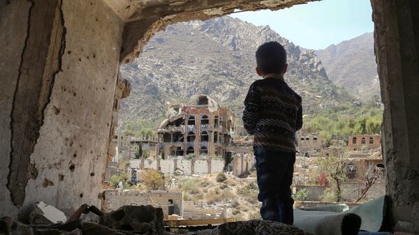 Ребенок в разрушенных после авиаудара зданиях в городе Таиз, Йемен. Архивное фото