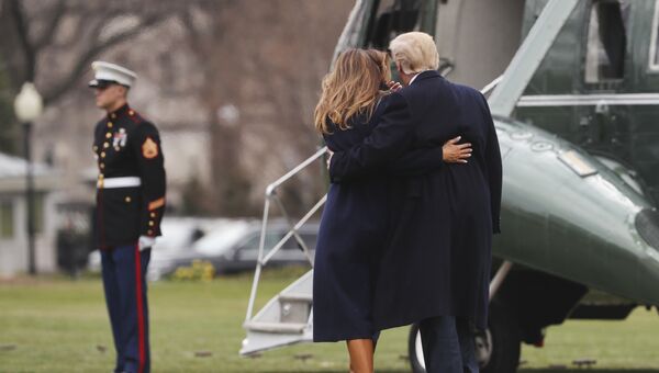Президент США Дональд Трамп поддерживает супругу Меланию. Архивное фото