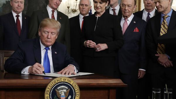 Президент США Дональд Трамп подписывает президентский меморандум, устанавливающий тарифы и инвестиционные ограничения для Китая. 22 марта 2018