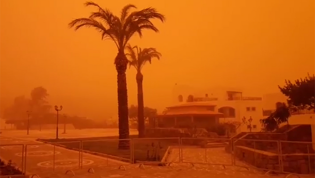 Последствия песчаной бури из Африки на острове Крит, Греция. 22 марта 2018