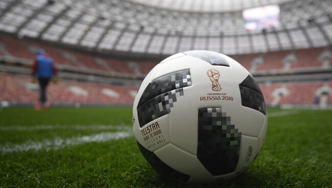 Официальный мяч чемпионата мира 2018 по футболу на поле большой спортивной арены Лужники в Москве. Архивное фото