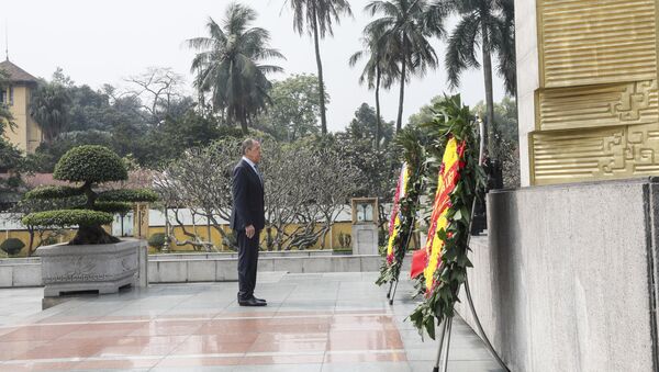 Сергей Лавров возлагает цветы к мемориалу павшим героям, Ханой, Вьетнам. 23 марта 2018