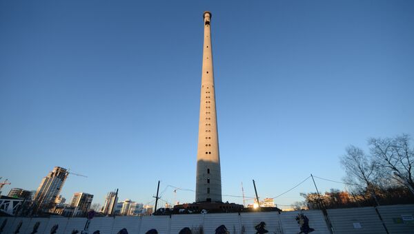 Недостроенная телебашня высотой 210 метров в центе Екатеринбурга. Архивное фото