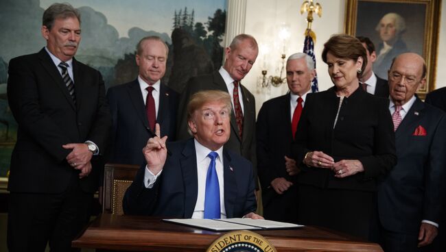 Президент Дональд Трамп перед подписанием президентского меморандума, устанавливающего тарифы и инвестиционные ограничения для Китая. 22 марта 2018