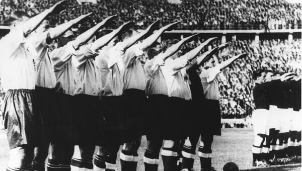 Футболисты сборной Англии перед матчем с немцами в Берлине, Германия. 14 мая 1938
