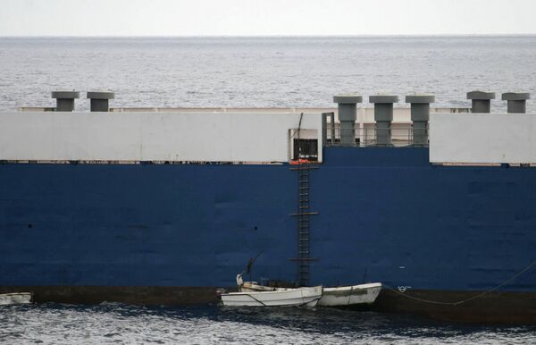 Захваченное пиратами в нейтральных водах Кении судно Фаина
