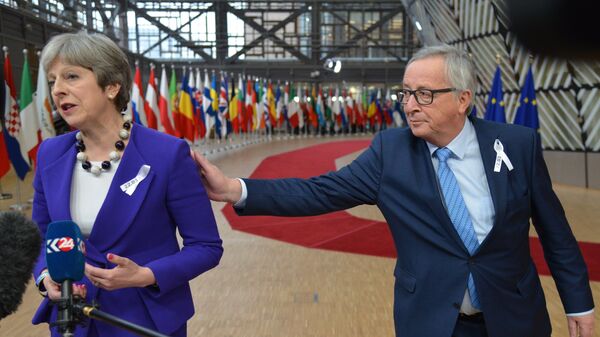Премьер-министр Великобритании Тереза Мэй и председатель Европейской комиссии Жан-Клод Юнкер 