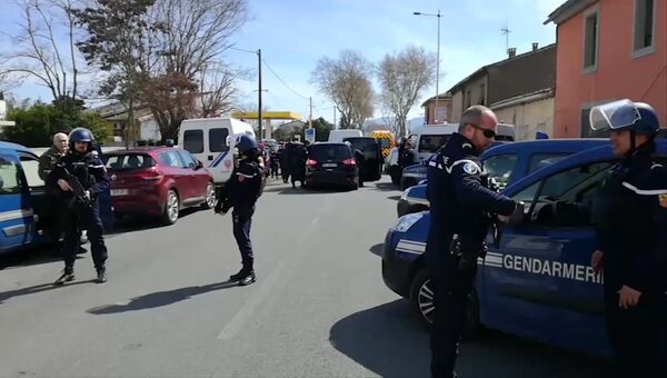 Сотрудники правоохранительных органов в коммуне Треб на юге Франции, где произошел захват заложников. 23 марта 2018