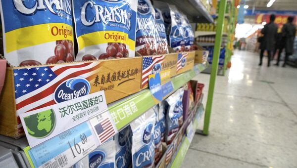 Сухофрукты из США в супермаркете в Пекине. Архивное фото