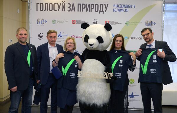 Участники мультимедийной пресс-конференции в ММПЦ МИА Россия сегодня, посвященной ежегодной экологической акции Час Земли — 2018