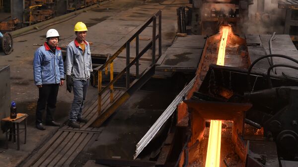 Рабочие на сталелитейном заводе в Китае. Архивное фото