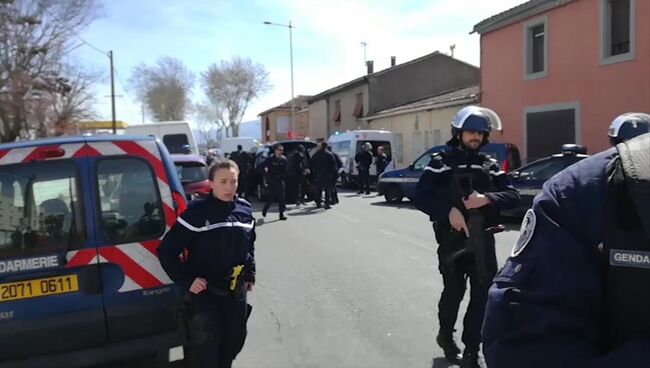 Сотрудники полиции в коммуне Треб на юге Франции, где произошел захват заложников. 23 марта 2018