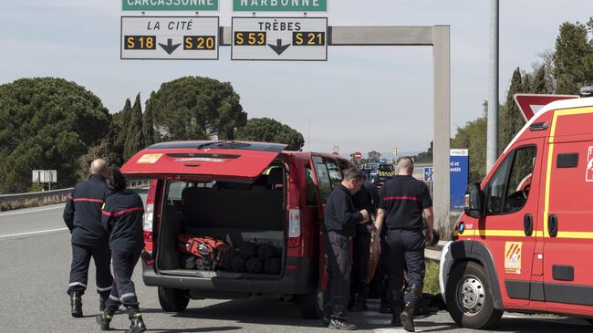 Полиция и пожарные на въезде в коммуну Треб на юге Франции, где произошел захват заложников. 23 марта 2018