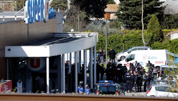 Сотрудники полиции у супермаркета в коммуне Треб на юге Франции, где произошел захват заложников. Архивное фото