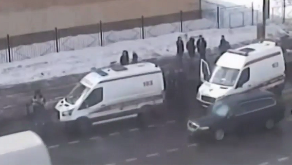 Стопкадр записи камеры видеонаблюдения с моментом наезда автомобиля скорой помощи на пешеходов в Москве