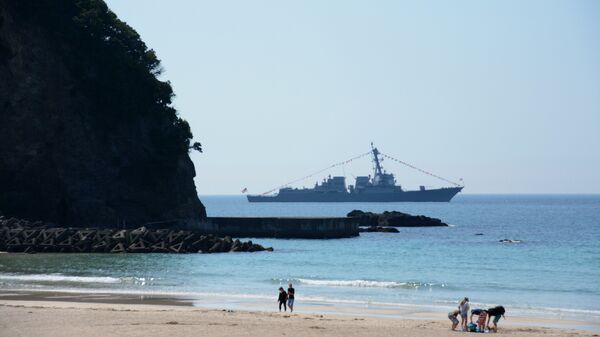 Эсминец Mustin ВМС США у берегов Японии