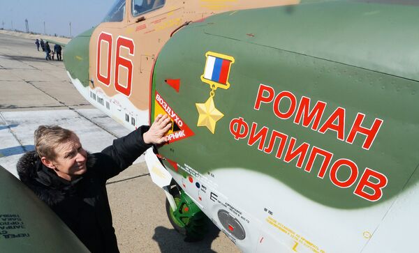 Отец Романа Филипова Николай Филипов у самолета Су-25СМ имени Героя России майора Романа Филипова Отец Романа Филипова Николай Филипов у самолета Су-25СМ имени Героя России майора Романа Филипова
