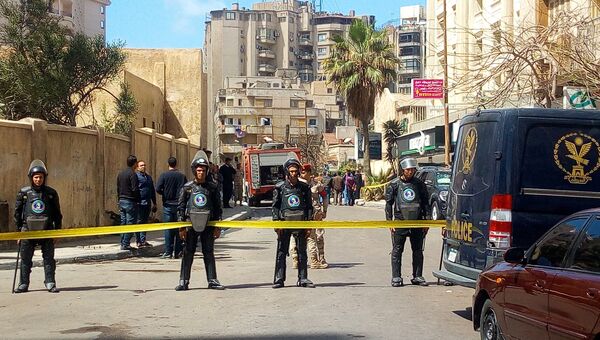Сотрудники правоохранительных органов Египта в оцеплении неподалеку от места взрыва автомобиля в Александрии. 24 марта 2018