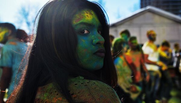 Участница фестиваля красок Холи-Мела в Центре индийской культуры в Москве. 24 марта 2018