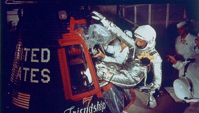 Джон Гленн - первый американец, оказавшимся на космической орбите. Архивное фото