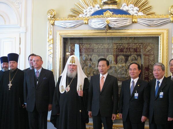 Патриарх Алексий II  и президент Южной Кореи Ли Мен Бак в Синодальной резиденции в Свято-Даниловом монастыре Москвы