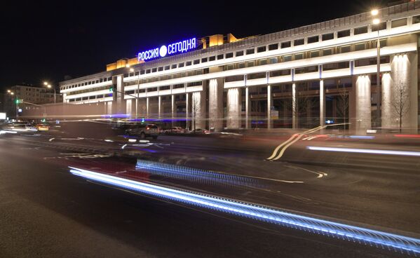 Здание Международного информационного агентства Россия сегодня на Зубовском бульваре до отключения подсветки в рамках экологической акции Час Земли
