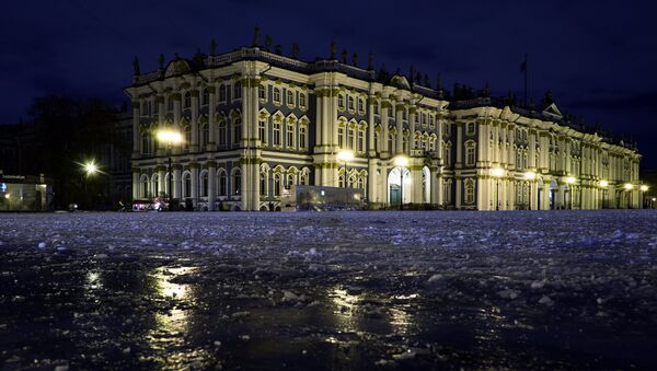 Здание Государственного Эрмитажа в Санкт-Петербурге с подсветкой и во время её отключения в рамках экологической акции Час Земли. 24 марта 2018