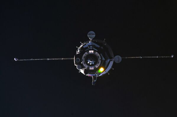 Пилотируемый корабль Союз МС-08 во время стыковки с МКС. 23 марта 2018 года