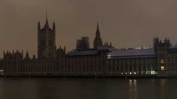 Вестминстерский дворец после отключения подсветки в рамках экологической акции Час Земли в Лондоне. 24 марта 2018