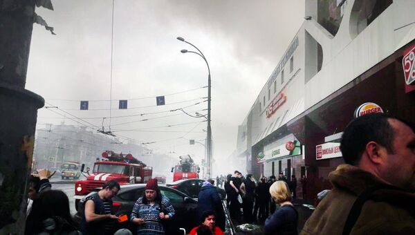 Дым пожара в торговом центре «Зимняя вишня» в Кемерово. 25 марта 2018