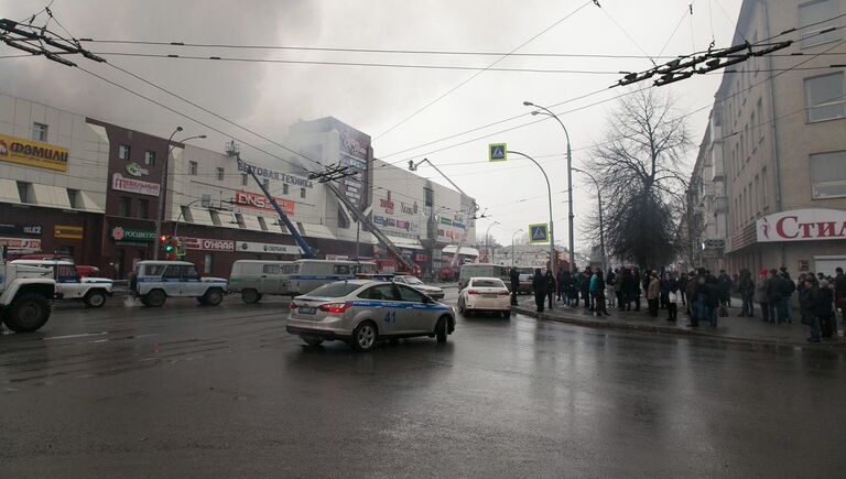 Сотрудники пожарной охраны МЧС борются с пожаром в торговом центре «Зимняя вишня» в Кемерово. 25 марта 2018