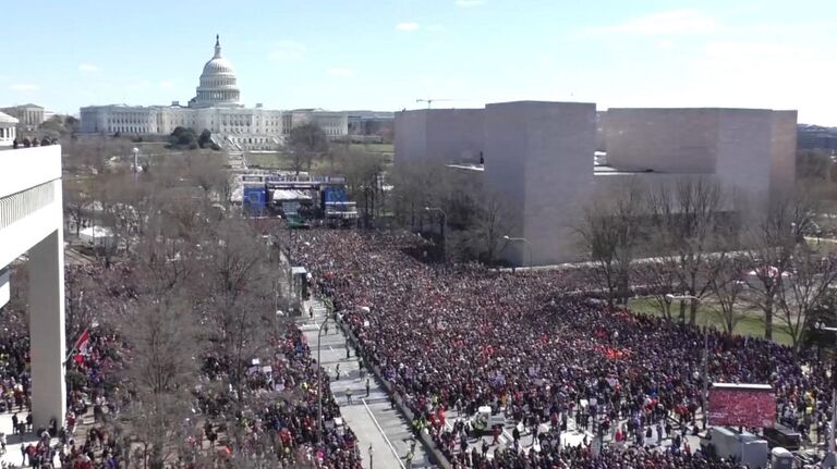 Тысячи американцев вышли на улицы США на акцию за ужесточение закона об оружии Тысячи американцев вышли на улицы США на акцию за ужесточение закона об оружии