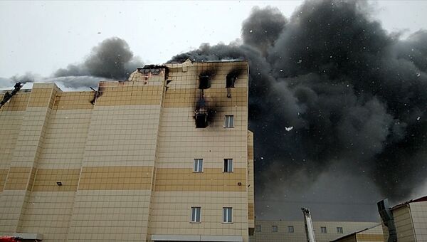 Торговый центр горит в Кемерово. Кадры с места ЧП
