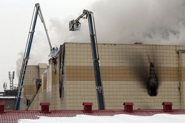 Сотрудники пожарной охраны МЧС борются с пожаром в торговом центре «Зимняя вишня» в Кемерово. 25 марта 2018