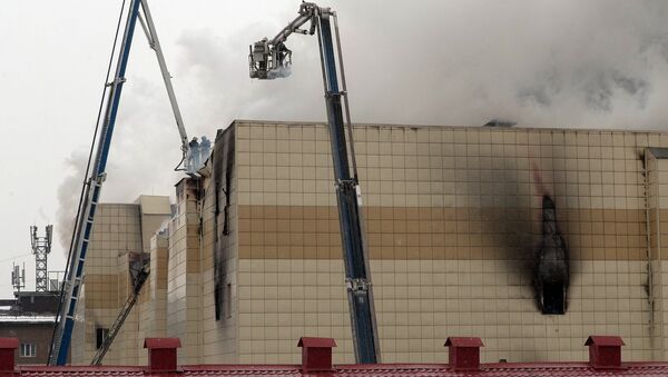 Сотрудники пожарной охраны МЧС борются с пожаром в торговом центре «Зимняя вишня» в Кемерово. 25 марта 2018