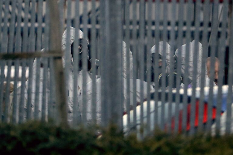 Полиция в костюмах химзащиты во время следственных мероприятий, связанных с отравлением бывшего полковника ГРУ Сергея Скрипаля 