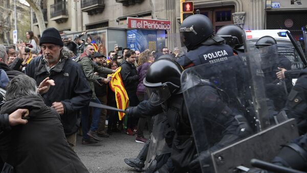 Сотрудники полиции оттесняют демонстрантов в Барселоне во время акции протеста. Архивное фото