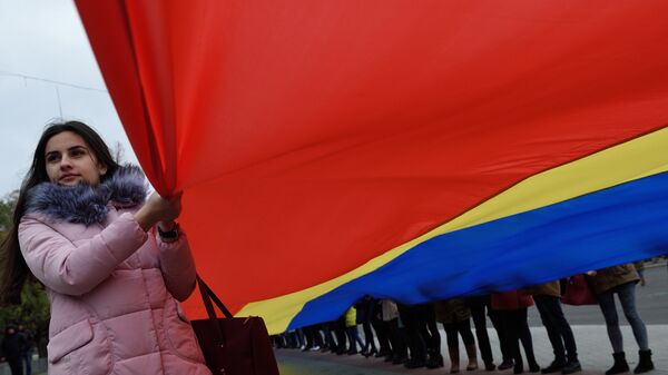 Девушка с флагом Молдавии