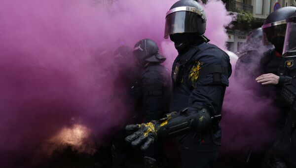 Столкновения между полицией и митингующими в Каталонии после задержания в Германии бывшего главы Каталонии Карлеса Пучдемона