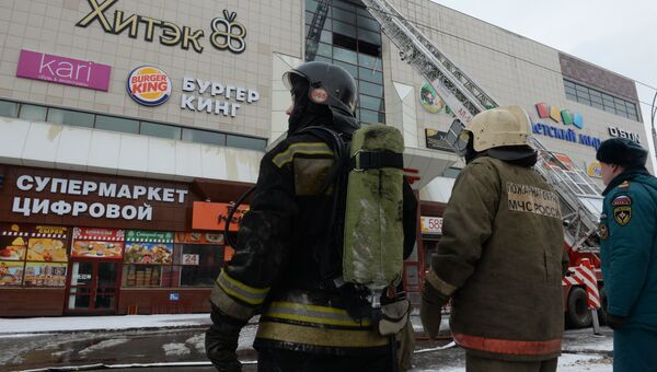 Сотрудник пожарной охраны МЧС во время тушения пожара в торговом центре «Зимняя вишня» в Кемерово. 26 марта 2018