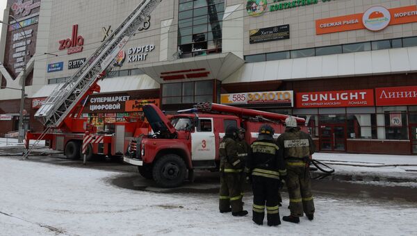 Сотрудник пожарной охраны МЧС во время тушения пожара в торговом центре «Зимняя вишня» в Кемерово. 26 марта 2018