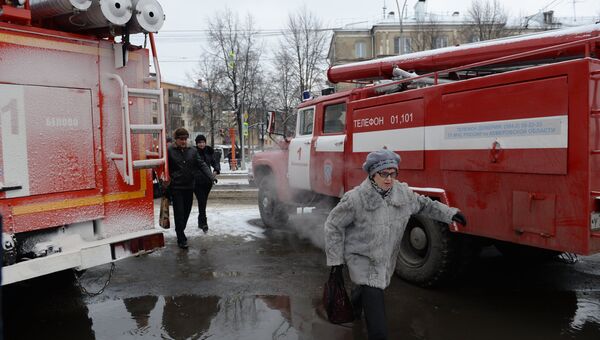 Автомобили пожарной охраны МЧС неподалеку от торгового центра «Зимняя вишня» в Кемерово, где произошел пожар