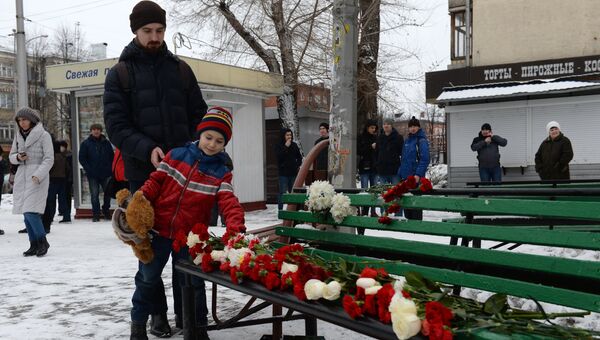 Люди несут цветы, свечи и мягкие игрушки к зданию торгового центра «Зимняя вишня» в Кемерово, где произошел пожар. 26 марта 2018